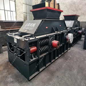 2PG1000x700中型半自動液壓對輥制砂機(jī)發(fā)貨